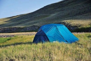 Синяя палатка у предгорья